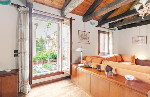 Murano Glass Residence - Photo 9