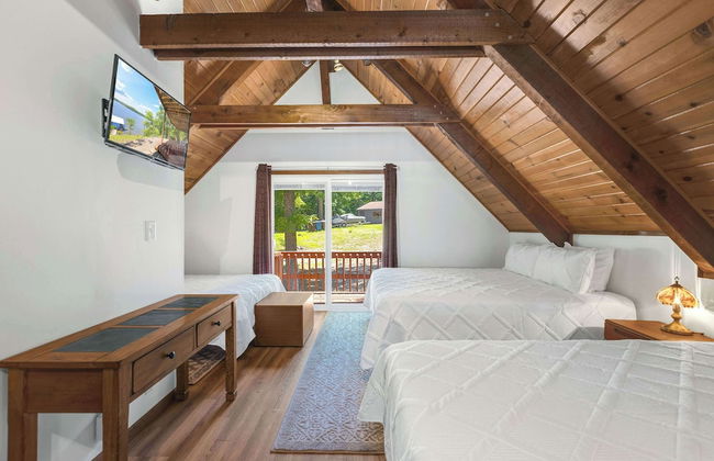 Boondock Bliss - Lakefront, Private Dock Sleeps 15! - Photo 2