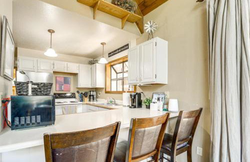 Fire Pit and Wraparound Porch Munds Park Cabin! - Foto 7