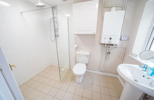 4 bedroom, sleeps 8, 30 seconds from beach, games table - Foto 20