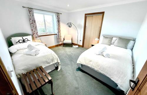 Golf View Spacious Bungalow 2 Bathrooms, Free Parking WiFi - Photo 4