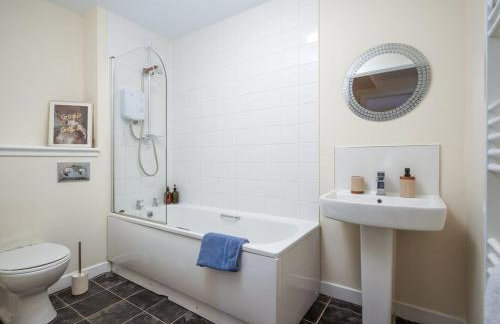 2BR Apartment with Parking Near Southside and Queens Park - Foto 18