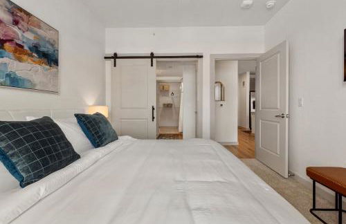 Polished Contemporary 2BR 2BA Private Balcony - Foto 28