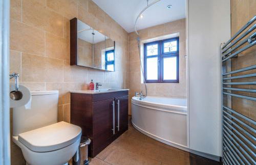 Modern Spacious 4 Bed Hayes Home with Free Parking - Foto 16