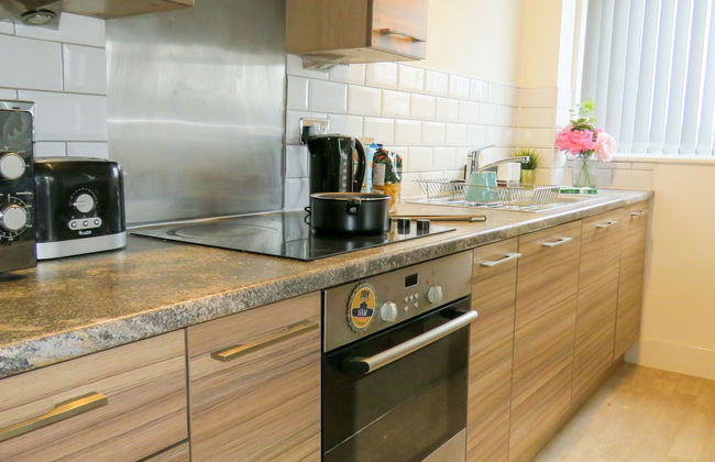 Tudors eSuites Two Bedroom & Balcony - Photo 7