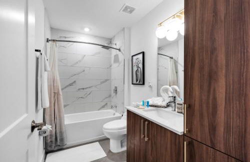 Miami Magic Vibrant 2 Bedroom with Free Parking - Photo 16