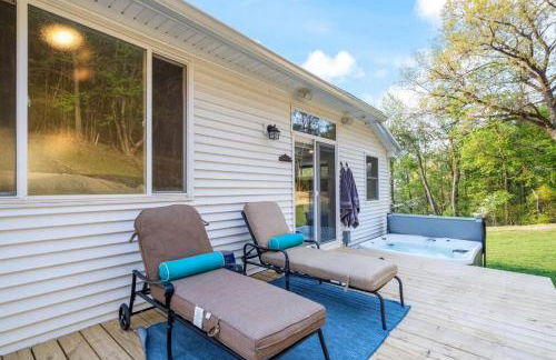 Foxfire - Secluded Zen Retreat with Spa & Views - Photo 35