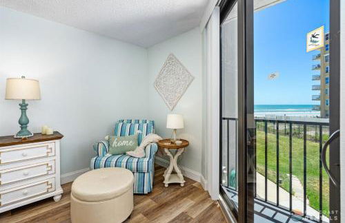 Ocean View Balcony just STEPS to the Beach with Pool, Parking and Wi-Fi! - Foto 9