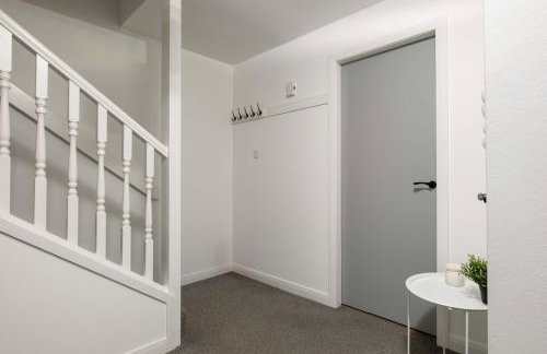 LANGLEY HOUSE Free Parking central LOCATION 5 bed all double with smart TV 3 BATHROOMS Loved by TRADES teams ideal for LONG STAYS contact langley cottages and apartments - Foto 31