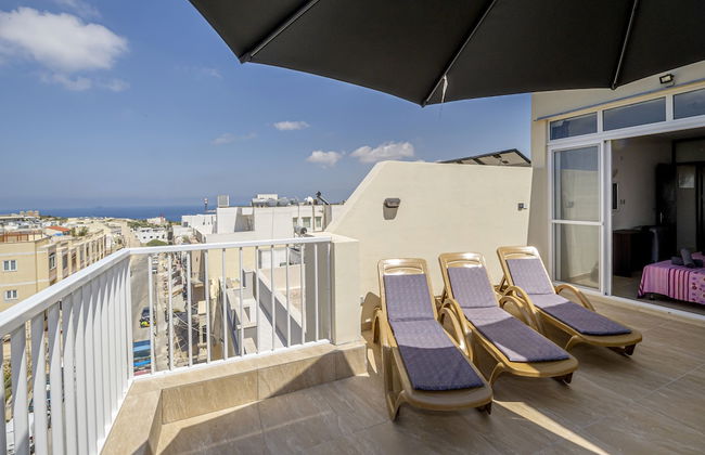 Summer Breeze Penthouse with large Terrace and Hot Tub by Getaways Malta - Foto 15