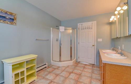 Waterfront Lake George Retreat with Shared Dock - Foto 13