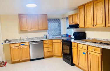 Comfortable 3BR, 2BA Perfect for Families! - Foto 9