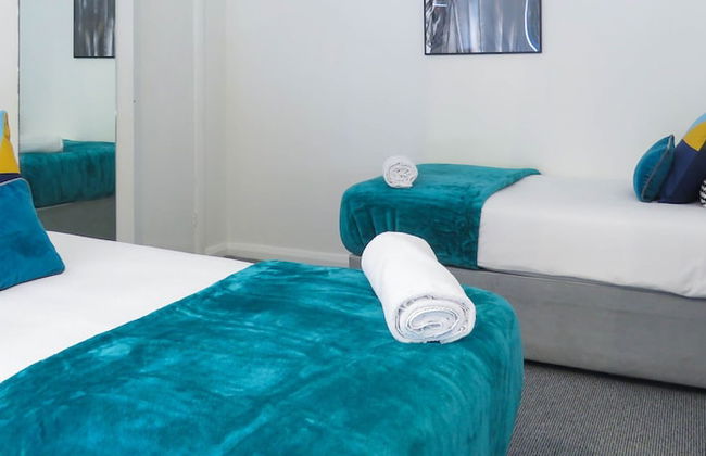 Tudors eSuites 4 Bedroom House with Garden & 9 Beds - Foto 23