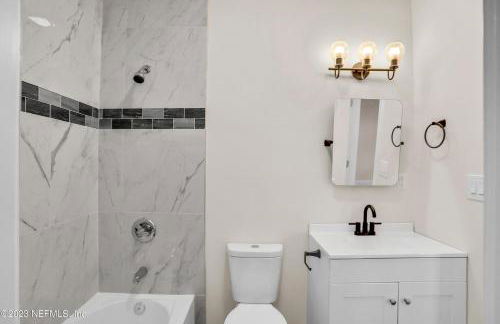 Steps to Trolley Stop 11 Renovated Home with Free EV Station - Foto 21