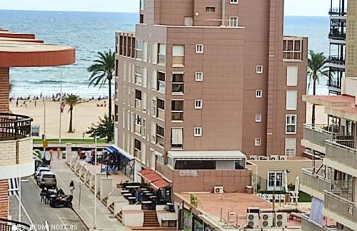 Amplio apartamento con piscina y a 50m del mar - Foto 1