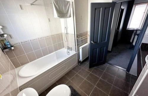 Green Haven Villa - 4BR Spacious House with Hot tub, Ample Parking, Air Condition, WIFI, Netflix, Patio & Garden - Foto 7