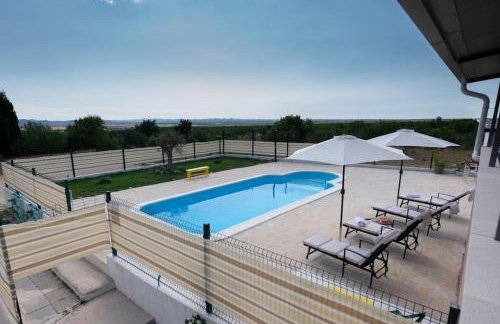 Kuća za odmor M&J s grijanim bazenom - Photo 3