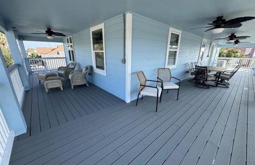 Ocean View 2BR w Hot Tub, Sauna & Wraparound Deck - Steps to Beach - Photo 8