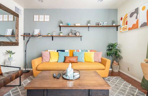 Vibrant 2BR DT Living, Stylish & Serene Stay - Foto 11