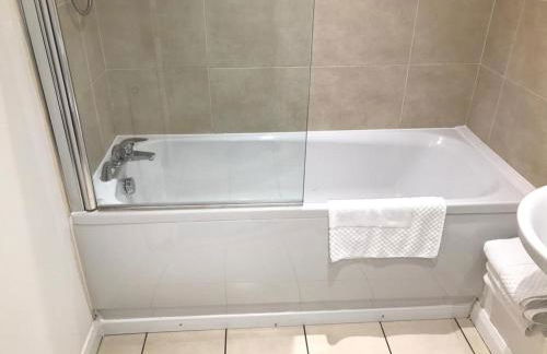 4 Bedroom Home Tameside Greater Manchester Sleeps 8 - Foto 9