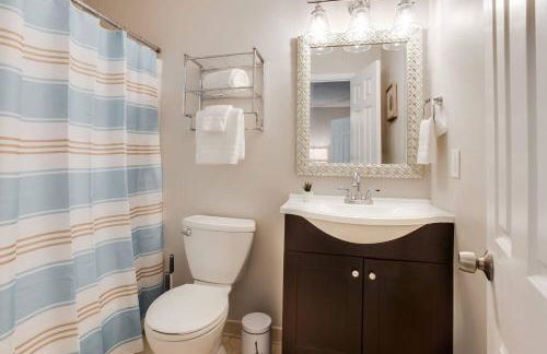 Modern + Cozy Townhome - minutes to Avalon w/king - Foto 19