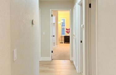 Spacious 4BR Family Home Free Parking, Fast WiFi, Near Galleria & Fountains - Foto 9