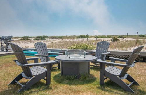 North Truro Beachfront Cottage with Cozy Backyard - Foto 1