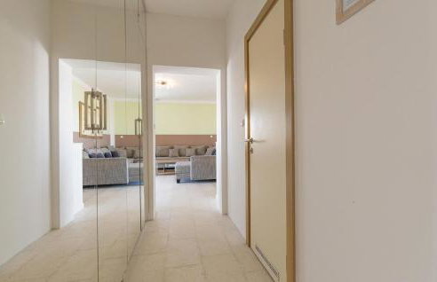 2 Bedroom Lovely Apartment In Lukovo - Foto 17