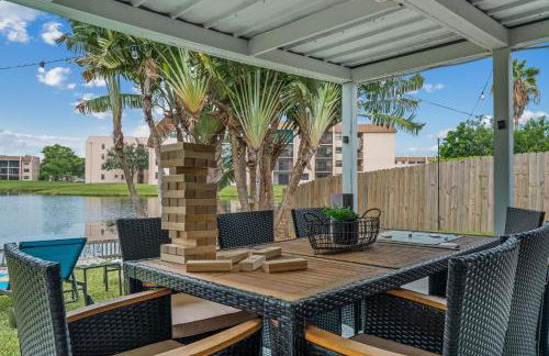 Waterfront Oasis Escape with 7 Seats Hot Tub! - Foto 32