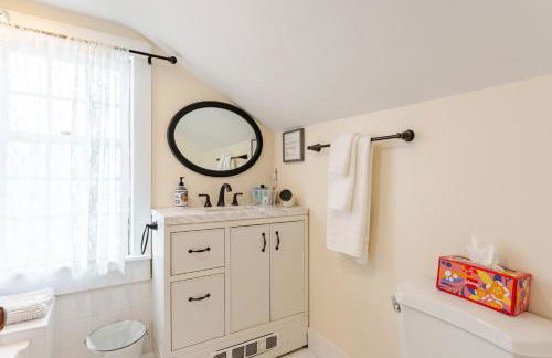 The School House Cottage, Historic 1BR Mystic River Stay Near Seaport - Foto 15