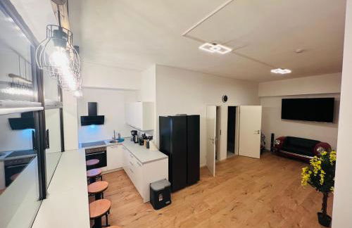 Big Apartment l 18 Beds l Free Parking l WiFi l - Photo 14