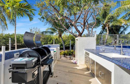 NEW LISTING! Reel Joy Waterfront Luxe with Pool and Private Dock home - Foto 47