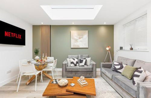 Unique 5 Bedroom 4 Bathroom House with Self-Contained-Studio - Excellent Location - Pool Table, Super-Fast Wifi, Smart TV and Self-Check-In by Yoko Property - Photo 15