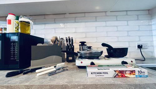 Private 2 Bed Guest House - Van Parking, M25 & A1 connections - Foto 4, minibar