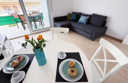 109 - Beachside Renovated 1BR apt 5 min from Beach - Photo 7