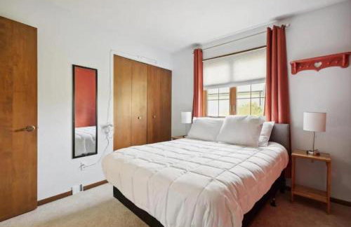 Near Shopping & Dining- The South Bend Bungalow - Foto 26