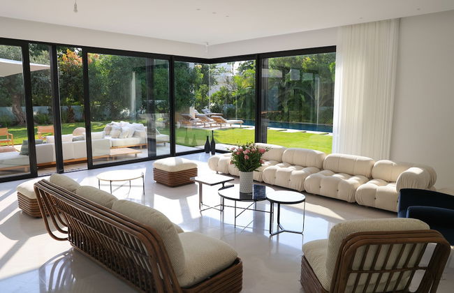 Luxurious Coastal Villa w Pool & Garden - Foto 1