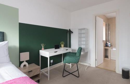 Large 5BR Home - Ideal for Contractors - Parking Available - Photo 2