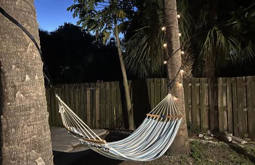 Poolside Cocoa Oasis w/ Tiki Bar! - Foto 12