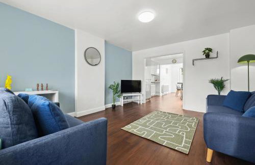 Modern 3BR, Sleeps 6, Great for groups, free parking, fast WiFi - Foto 21