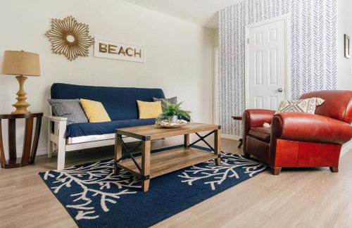 One bedroom private apartment two blocks to Beach! - Photo 1