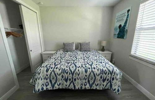 Newly built Villa Ballerina with heated pool and incredible view into beautiful Arrowheadcanal - Photo 25