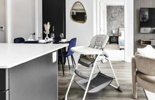 Stylish 2BR Retreat Gym Parkng and Scenic Rooftop - Foto 29