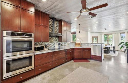 The Perfect Holiday Getaway 5BR 4BA with Pool and Hot Tub - Photo 11