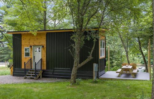 Riverside Tiny House with hot tub near Stowe - Foto 1