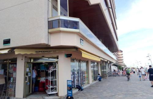 Acogedor y Amplio Apartamento familiar a pie de playa - Photo 28