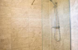 Raymond James Accommodation, sleeps up to 7, free parking, full amenities and garden - Photo 16