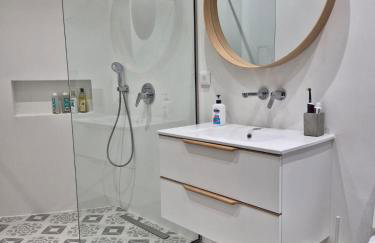 Beautiful Plomari Cottage - Photo 9