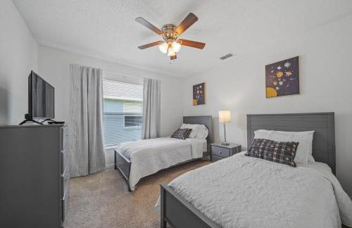 Stunning 4-bedroom Villa w/ Pool - Close to Disney Parks and Gulf Courses! - Photo 32