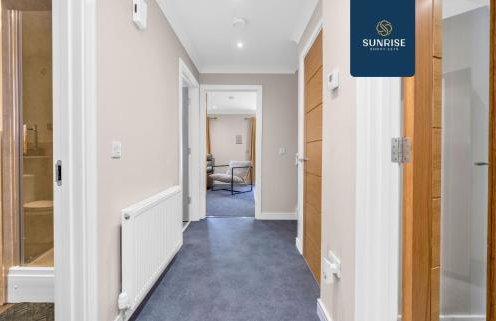 L2 - INVOICE and REDUCED PRICE only via SUNRISE SHORT LETS DUNDEE, Stunning 4 Bed House with 6 Beds and 3 bathrooms, TVs in each room, Free Parking, Fully Equipped, Local Amenities, Easy Ring Road Access, Special Rates and ONLY 9 Mins to STANNERGATE Ports - Foto 20